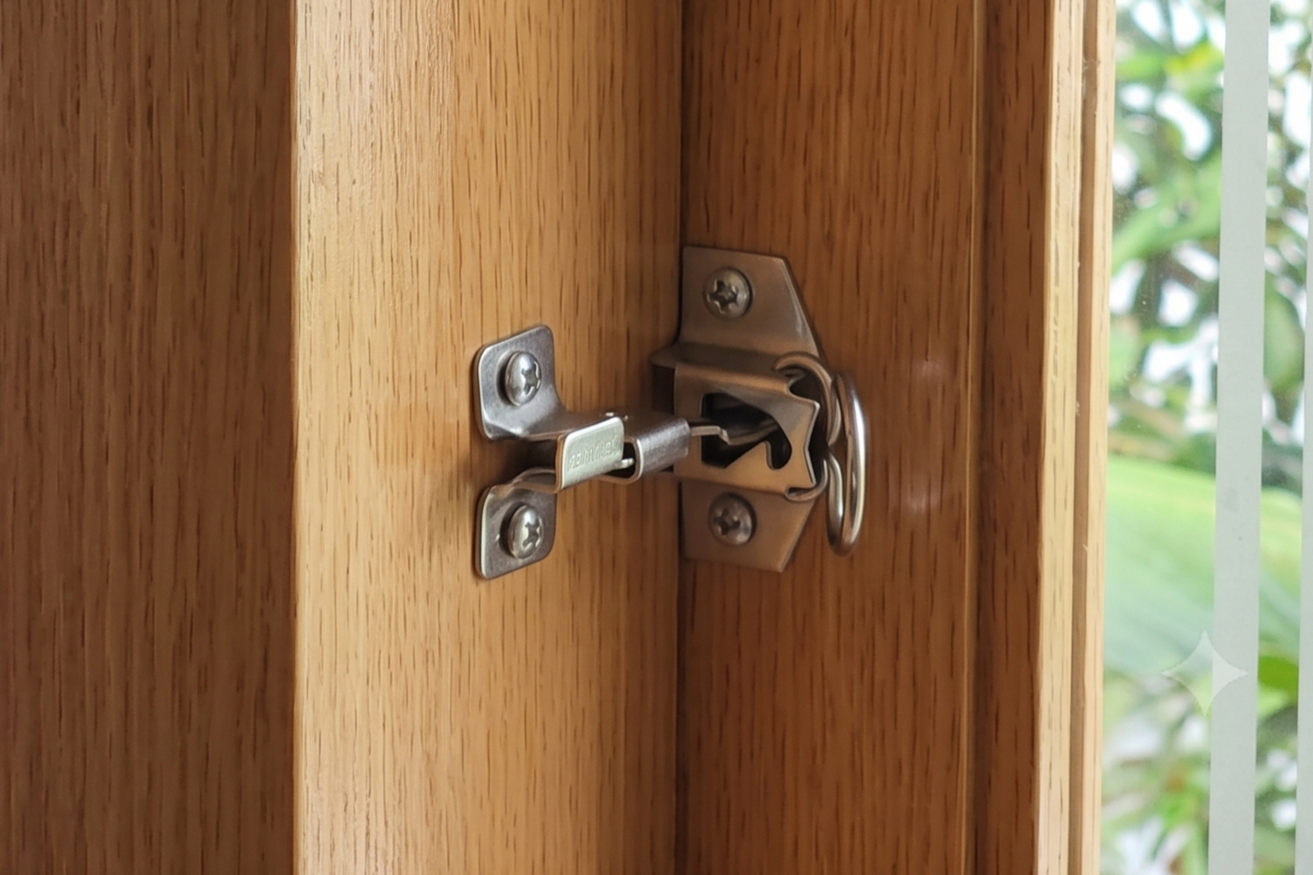 Mekafur® AutoLatch™ — Semi-Automatic Window Lock (DLX Version)